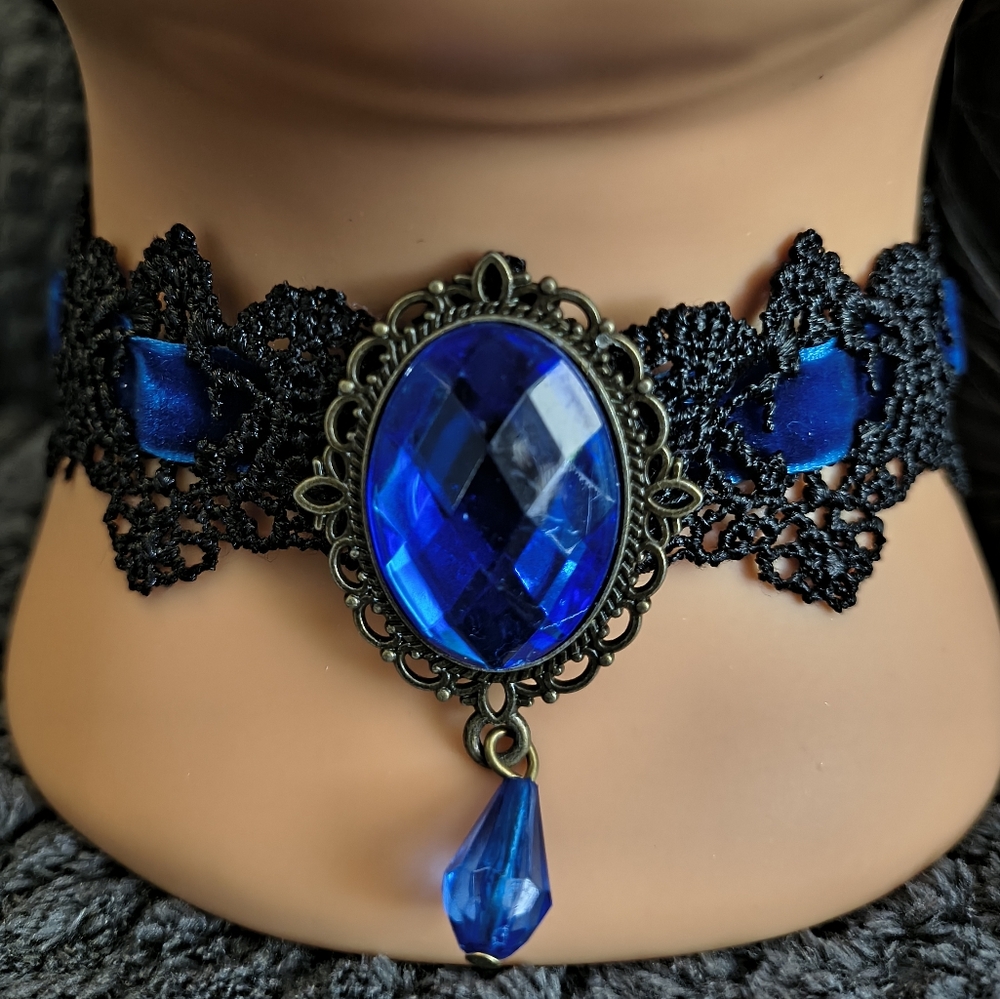Hand Crafted Old Fashion Royal Blue Pendant Choker Necklace